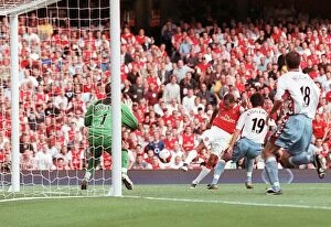 Arsenal v Aston Villa 2006-7 Collection: Gilberto scores Arsenals goal past Thomas Sorensen (Villa)