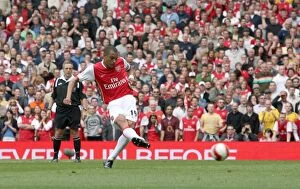Images Dated 6th May 2007: Gilberto scores Arsenals goal from the penalty spot