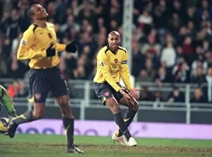 Images Dated 30th November 2006: Gilberto and Thierry Henry (Arsenal)
