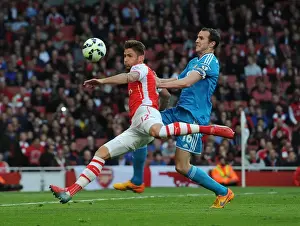 Giroud vs. O'Shea: A Battle of Strength and Determination at Emirates Stadium (Arsenal vs. Sunderland, 2014-15)