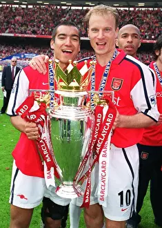Govanni van Bonckorst and Dennis Bergkamp (Arsenal) lift the F. A