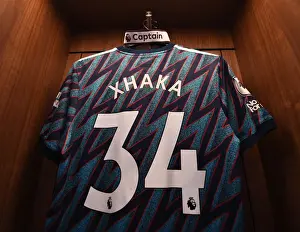 Granit Xhaka's Pre-Match Ritual: Arsenal Captain Readies for Brentford Clash (2021-22)
