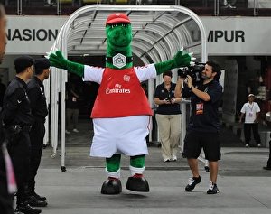 Gunner with Carl Finocchiaro. Malaysia XI 0: 4 Arsenal, Bukit Jalil Stadium