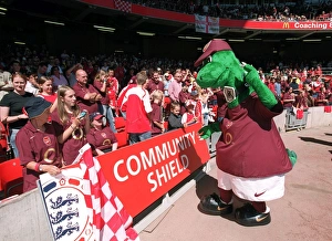 Gunner with the fans before the match. Arsenal 1: 2 Chelsea. FA Community Shield