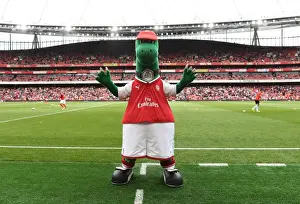 Gunneraurus at Arsenal vs Sevilla - Emirates Cup 2017-18