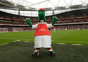 Gunnersaurus Ready for Battle: Arsenal's Mascot at Emirates Cup 2015/16 vs VfL Wolfsburg