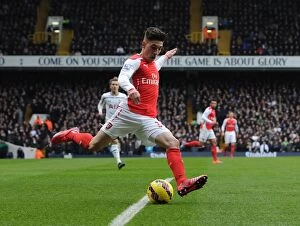 Images Dated 7th February 2015: Hector Bellerin in Action: Tottenham vs Arsenal, Premier League 2014-15