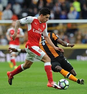 Hull City v Arsenal 2016-17 Collection: Hector Bellerin (Arsenal) Adama Diomande (Hull). Hull City 1: 4 Arsenal. Premier League