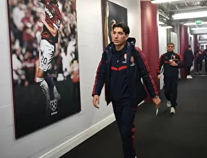 Images Dated 9th December 2019: Hector Bellerin Gears Up: West Ham United vs Arsenal FC - Premier League, London 2019