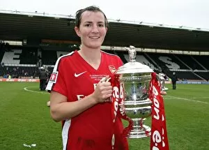 Images Dated 4th May 2009: Helen Lander (Arsenal Ladies) with the FA Cup Trophy