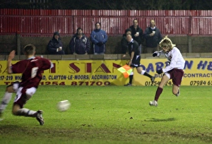 Henri Lansbury scores Arsenals 4th goal, his 2nd, past Nik Kudiersky (Burnley)