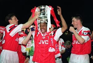 Images Dated 8th April 2005: Ian Wright with the FA Cup flanked by David O Leary and Andy Linighan