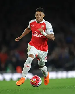 Intense Action: Oxlade-Chamberlain's Battle in Arsenal vs. Liverpool (2015/16)