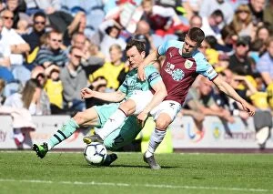 Images Dated 12th May 2019: Intense Battle: Lichtsteiner vs. Gudmundsson - Premier League Clash between Burnley and Arsenal