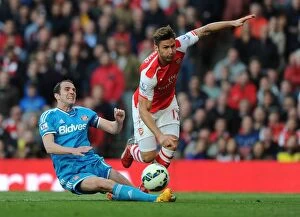 Arsenal v Sunderland 2014-15 Collection: Intense Battle: Olivier Giroud vs. John O'Shea - Arsenal vs. Sunderland, Premier League Clash (2015)