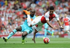 Images Dated 9th August 2015: Intense Battle: Oxlade-Chamberlain vs. Ogbonna - Arsenal vs. West Ham (2015-16)