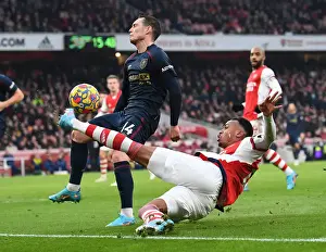 Intense Face-Off: Magalhaes vs Roberts - Arsenal's Battle Against Burnley (2021-22)