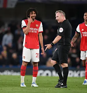Intense Moment: Mo Elneny Argues with Referee John Moss during Chelsea vs. Arsenal Clash (2021-22)