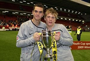 Liverpool v Arsenal 2008-9 Youth Cup Gallery: James Shea and Charlie Mann (Arsenal) with the youth cup trophy