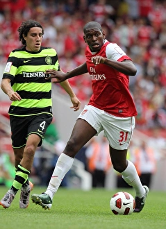Arsenal v Celtic 2010-11 Collection: Jay Thomas (Arsenal) Efrain Juarez (Celtic). Arsenal 3: 2 Celtic. Emirates Cup Pre Season