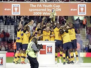 Images Dated 26th May 2009: Jay Thomas lifts the FA Youth Cup Trophy for Arsenal