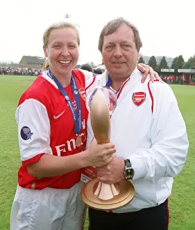 Jayne Ludlow (Arsenal) and Arsenal Manager Vic Akers with the European Trophy
