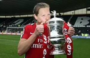 Arsenal Ladies v Sunderland WFC Collection: Jayne Ludlow (Arsenal) with the FA Cup Trophy