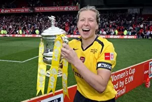 Images Dated 8th May 2007: Jayne Ludlow (Arsenal) with the FA Cup Trophy