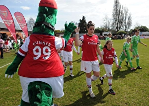 Jennifer Beattie (Arsenal) with Gunner before the match. Arsenal Ladies 0: 2 Wolfsburg