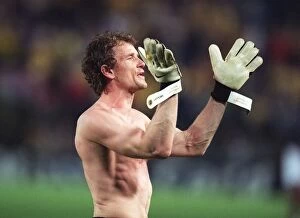 Images Dated 28th April 2006: Jens Lehmann (Arsenal) claps the fans after the match. Villarreal 0: 0 Arsenal