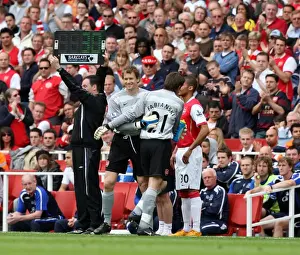Jens Lehmann (Arsenal) comes on as a sub for Lukasz Fabianski (Arsenal)