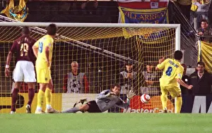 Jens Lehmann (Arsenal) saves a penalty by Riquelme (Villarreal)