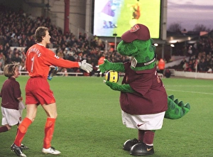 Arsenal v Chelsea 2005-6 Collection: Jens Lehmann (Arsenal) shakes hands with Gunner before the match