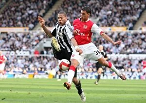Images Dated 10th April 2007: Jeremie Aliadiere (Arsenal) Oguchi Onyewu (Newcastle United)