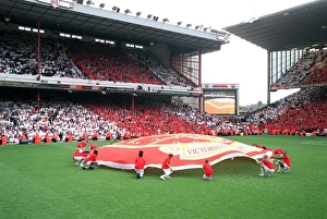 Images Dated 11th May 2006: JGs with giant crests. Arsenal 4: 2 Wigan Athletic