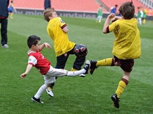 Jnr Gunner play on the pitch. Arsenal 1: 2 Aston Villa, Barclays Premier League