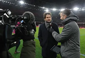 Joe Montemurro at Half-Time: Arsenal Women's Manager in Action against Manchester City