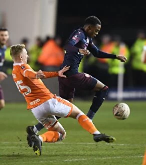 Images Dated 5th January 2019: Joe Willock Breaks Past Blackpool's Jordan Thompson in FA Cup Third Round Clash