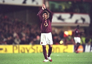 Arsenal v Juventus 2005-6 Gallery: Jose Reyes (Arsenal) claps the fans as he is substituted. Arsenal 2: 0 Juventus