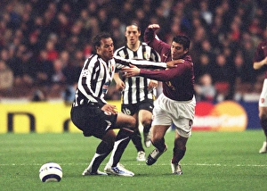 Arsenal v Juventus 2005-6 Gallery: Jose Reyes (Arsenal) Jonathan Zebina (Juventus). Arsenal 2: 0 Juventus