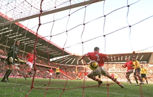 Charlton Ath v Arsenal 2005-6 Collection: Jose Reyes scores Arsenals goal past Luke Young (Charlton)