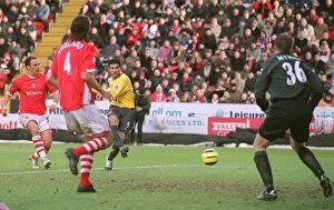 Images Dated 28th December 2005: Jose Reyes scores Arsenals goal past Thomas Myhre (Charlton)