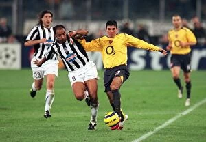 Images Dated 6th April 2006: Jose Reyes vs Emerson: The Battle at Stadio Delle Alpi - Arsenal vs Juventus