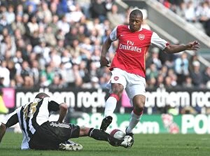 Images Dated 10th April 2007: Julio Baptista (Arsenal) Oguchi Onyewu (Newcastle United)