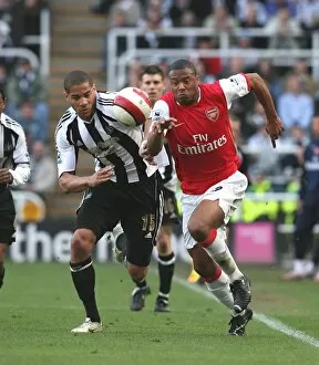 Images Dated 10th April 2007: Julio Baptista (Arsenal) Oguchi Onyewu (Newcastle United)