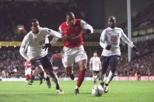 Tottenham Hotspur v Arsenal (Carling Cup) 2006-07 Collection: Julio Baptista (Arsenal) Tom Huddlestone and Pascal Chimbonda (Tottenham)