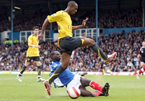 Hoyte Justin Collection: Justin Hoyte (Arsenal) Djimi Traore (Portsmouth)