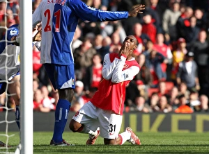 Hoyte Justin Collection: Justin Hoyte (Arsenal) goes close