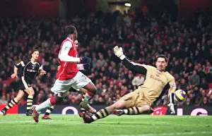 Justin Hoyte scores Arsenals 2nd goal past Scott Carson (Charlton)