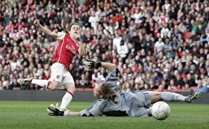 Arsenal Ladies v Chelsea 2007-8 Collection: Karen Carney scores her and Arsenals 1st goal past Siobhan Chamberlian (Chelsea)